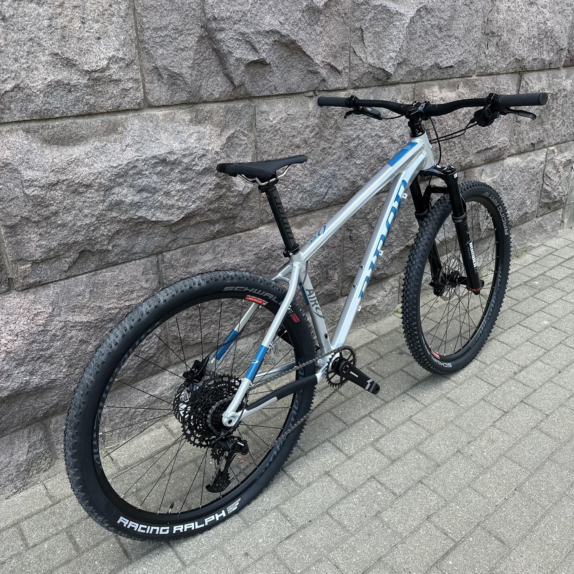 DEMO Niner Air Silver Baja Blue 2-Star Size MD