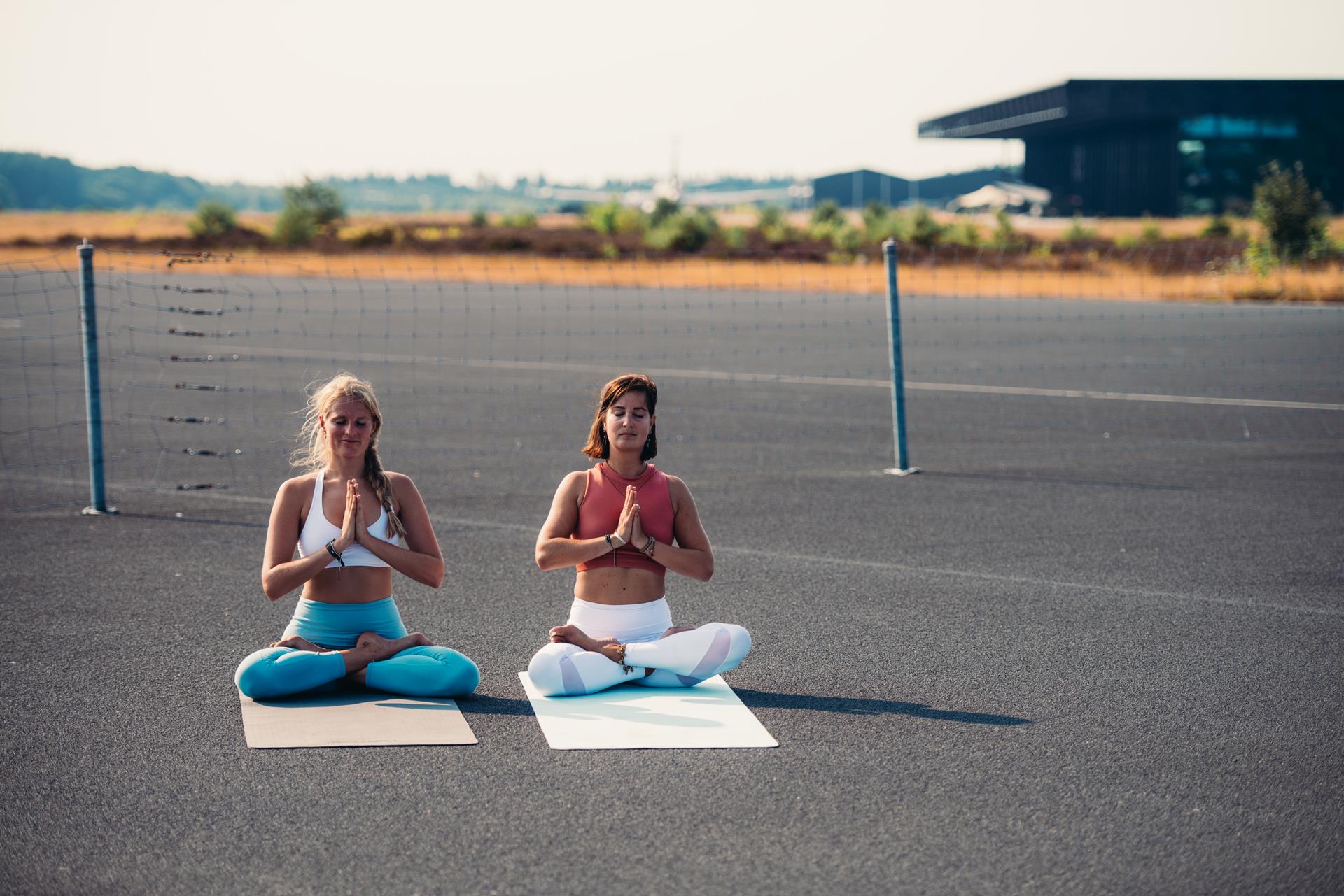 Tunturi TPE Yogamat Коврик для йоги, 3мм, цвет антрацит, со шнуром жёлтого цвета для переноски