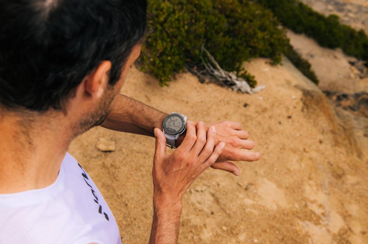 COROS APEX 4 GPS välitingimustes kasutatav kell, 42mm, valge