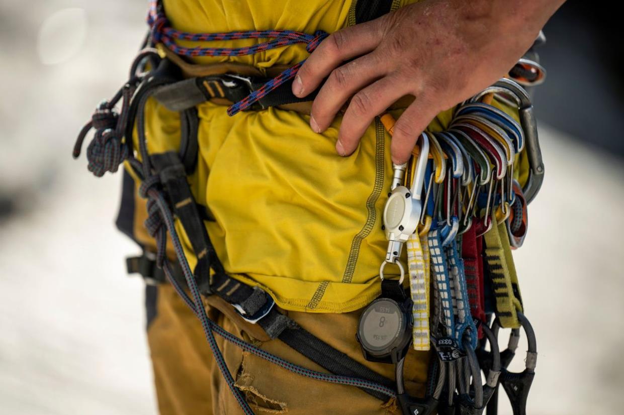 COROS APEX 4 GPS välitingimustes kasutatav kell, 46 mm, must