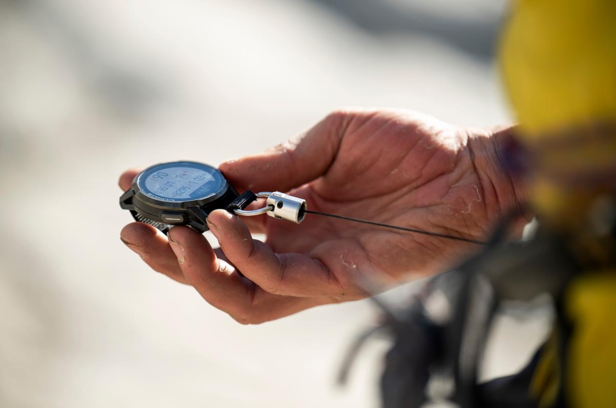 COROS APEX 4 GPS välitingimustes kasutatav kell, 46 mm, must