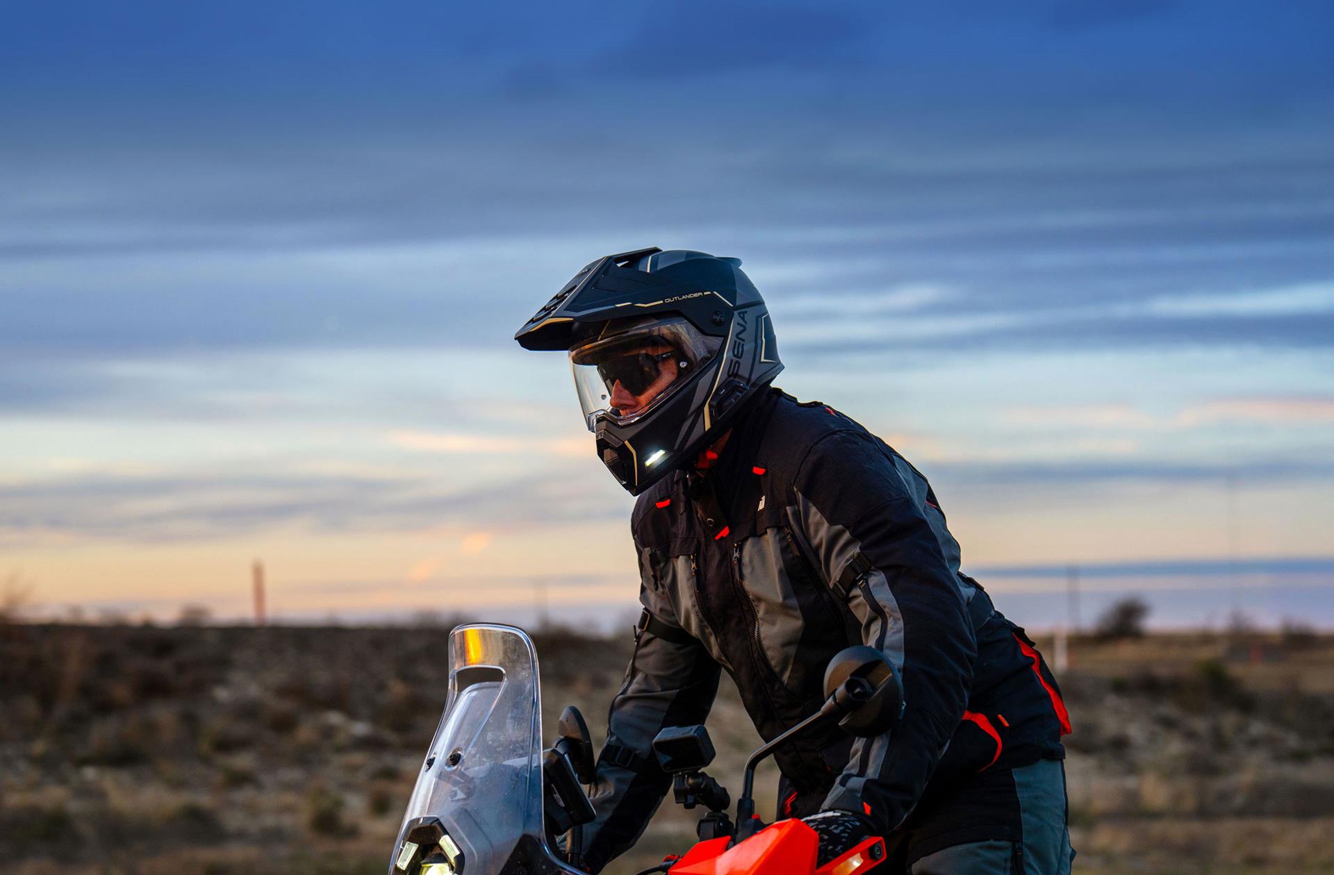 „SENA OUTLANDER“ išmanioji „Dual Sport“ šalmas su „Mesh Communication“ sistema, Blizgus baltas, dydis XL